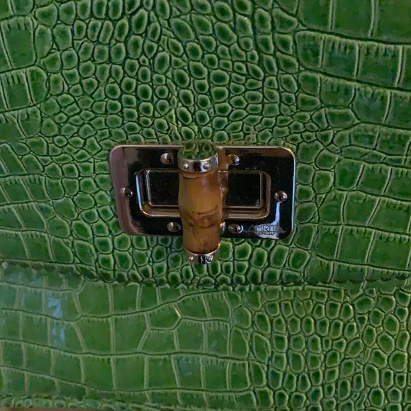 AMIRITA SINGH | green purse with gold chain - Picture 5 of 5